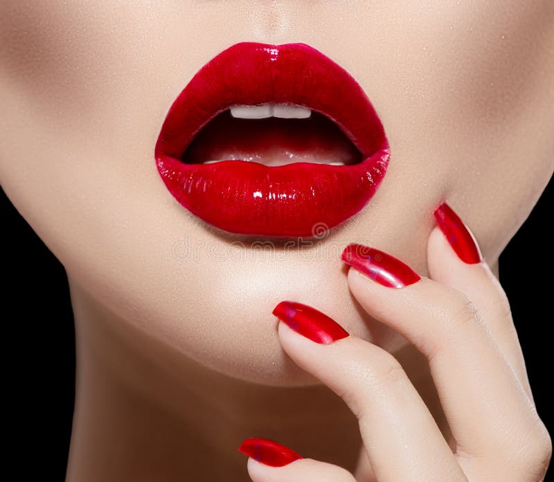 Labios y clavos atractivos rojos foto de archivo libre de regalías Labios y clavos atractivos rojos foto de archivo libre de regalías
