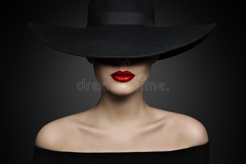 Labios y hombro, modelo del sombrero de la mujer de moda elegante en sombrero negro fotografía de archivo Labios y hombro, modelo del sombrero de la mujer de moda elegante en sombrero negro fotografía de archivo