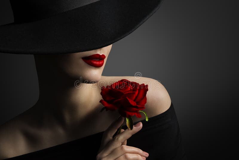 Labios y Rose Flower rojos, modelo de moda Beauty Portrait de la mujer fotos de archivo