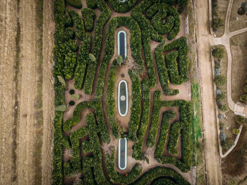 Labirinto verde del giardino, vista superiore aerea dal fuco Architettura del pæsaggio fotografia stock Labirinto verde del giardino, vista superiore aerea dal fuco Architettura del pæsaggio fotografia stock