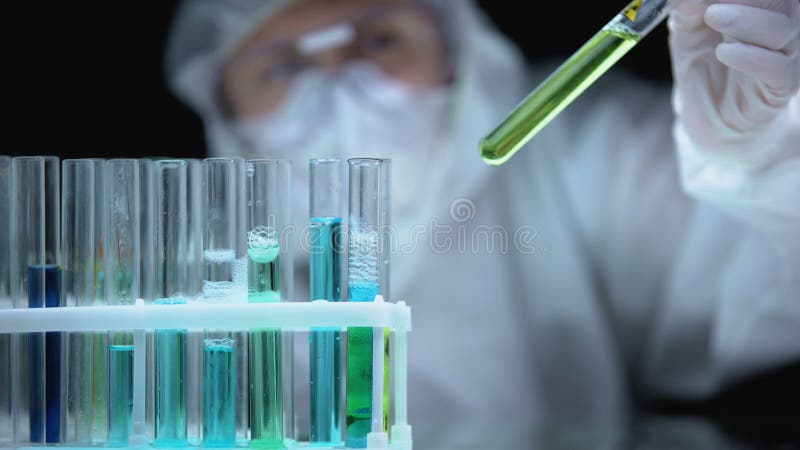 Labor-Arbeiter, die Prüfröhre mit grüner radioaktiver Probe entnehmen, Umweltverschmutzung stock video