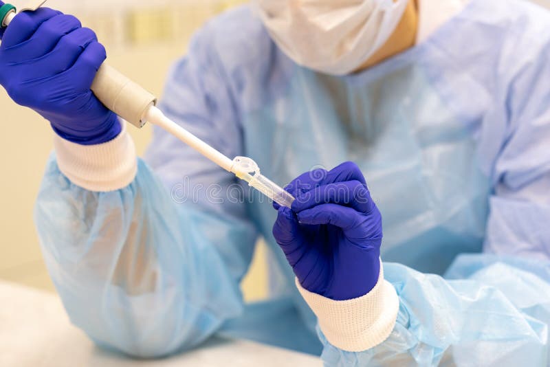 Laborancki asystent z pipet? w jego r?kach dla krwiono?ny testowanie zdjęcia stock Laborancki asystent z pipet? w jego r?kach dla krwiono?ny testowanie zdjęcia stock