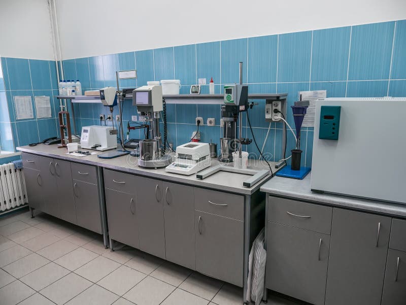 Laboratoire biologique Prélèvement des échantillons du produit fini dans la production photographie stock libre de droits Laboratoire biologique Prélèvement des échantillons du produit fini dans la production photographie stock libre de droits