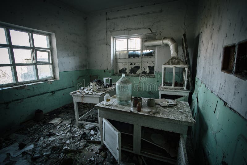 Laboratoire chimique abandonné rampant foncé, verrerie cassée photographie stock Laboratoire chimique abandonné rampant foncé, verrerie cassée photographie stock