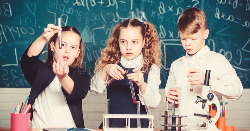 Enfant Fille Apprenant La Science Chimie Avec Tube à Essai Faisant  L'expérience Au Laboratoire De L'école. Concept D'éducation, De Science, De  Chimie Et D'enfants. Développement Précoce Des Enfants.