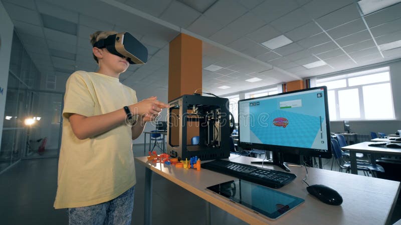 Laboratoire de la Science avec un garçon jouant en verres de réalité virtuelle Concept futuriste d'éducation