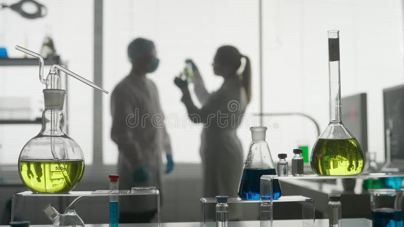 Laboratorio de investigación médica moderna. dos científicos que trabajan juntos analizan una muestra de planta en un matraz de er almacen de metraje de vídeo