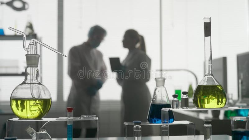 Laboratorio de investigación médica moderna. dos científicos trabajando juntos utilizando una tableta analizando la innovación almacen de video