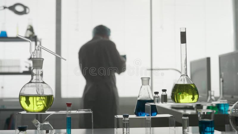 Laboratorio de investigación médica moderna. un investigador masculino usa una tableta en un laboratorio. un hombre analiza un líq almacen de video