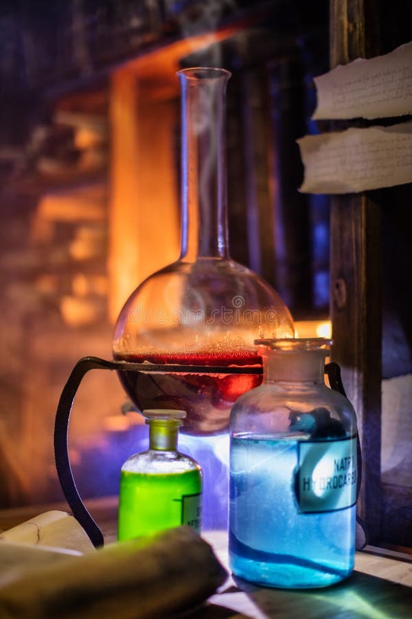 Laboratorio medievale dell'alchimista con il vario genere di boccette a Praga, repubblica Ceca immagine stock libera da diritti Laboratorio medievale dell'alchimista con il vario genere di boccette a Praga, repubblica Ceca immagine stock libera da diritti