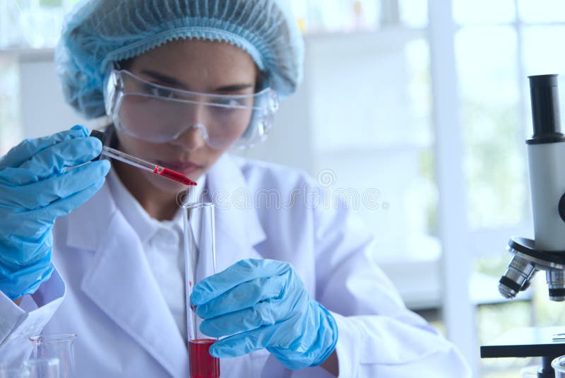 Laboratorium medycyny nauk medycznych w szpitalu naukowiec badający próbkę antywirusową szczepionki technologii fotografia stock Laboratorium medycyny nauk medycznych w szpitalu naukowiec badający próbkę antywirusową szczepionki technologii fotografia stock