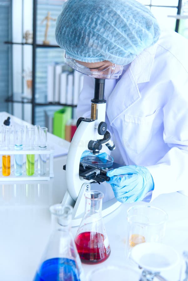 Laboratorium medycyny naukowej w szpitalu naukowiec badający próbkę antywirusową szczepionki technologii
