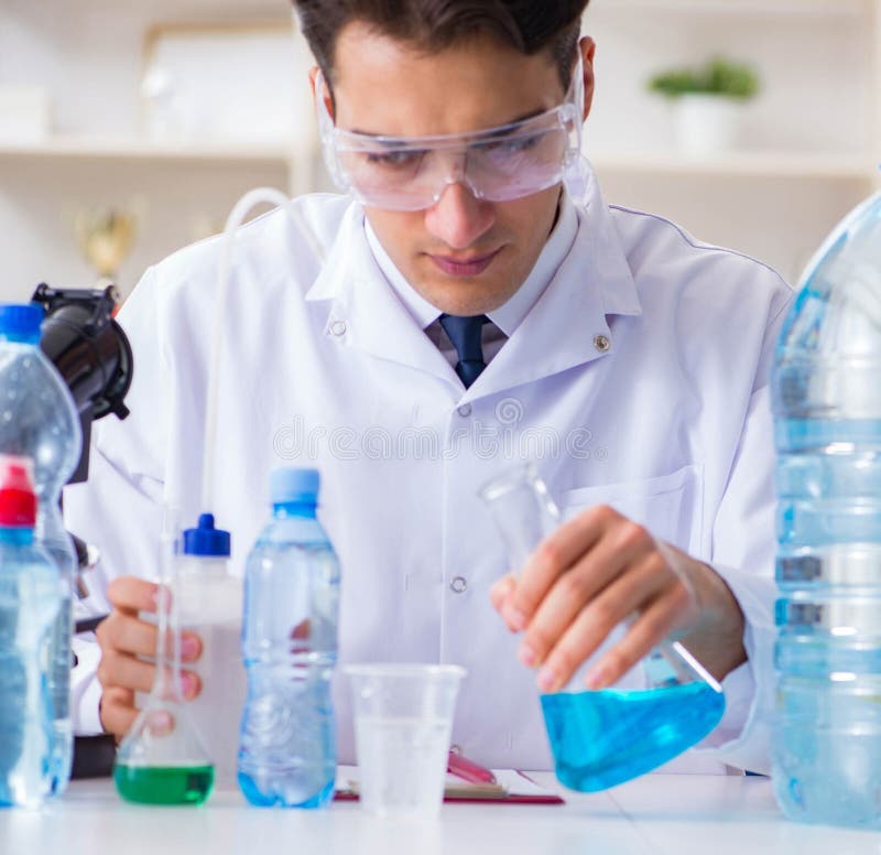 Laboratoriumassistent die de waterkwaliteit test royalty-vrije stock afbeelding