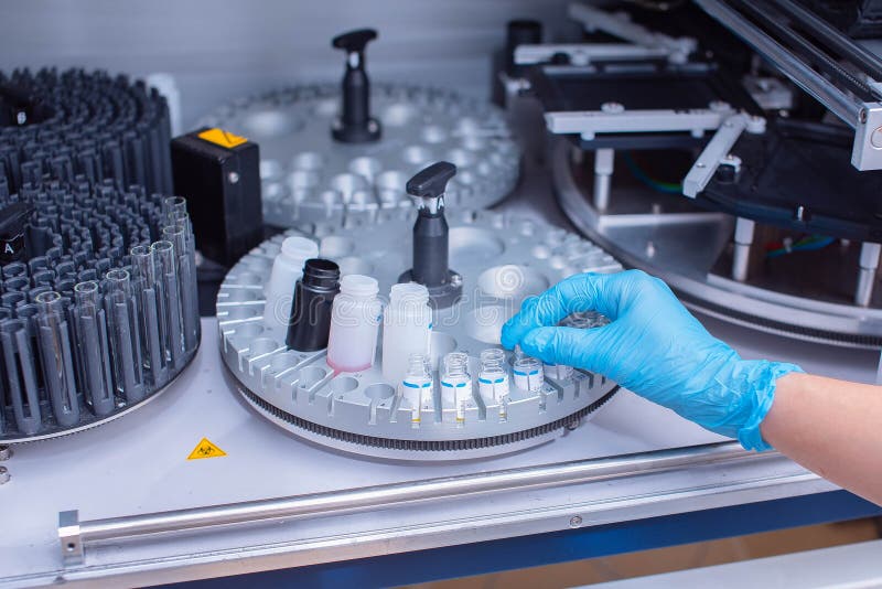 Laboratoriumimmunoassayanalysator Diagnos av smittsamma sjukdomar och allergiska reaktioner Före födseln rastrering Analys av royaltyfri bild Laboratoriumimmunoassayanalysator Diagnos av smittsamma sjukdomar och allergiska reaktioner Före födseln rastrering Analys av royaltyfri bild
