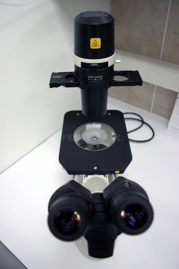 Laboratoriummikroskop royaltyfria bilder