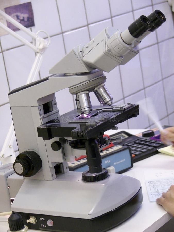 Laboratoriummikroskop arkivfoton