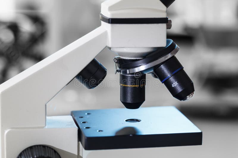 Laboratoriummikroskop royaltyfri fotografi