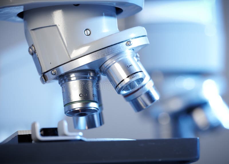 Laboratoriummikroskop. royaltyfri foto