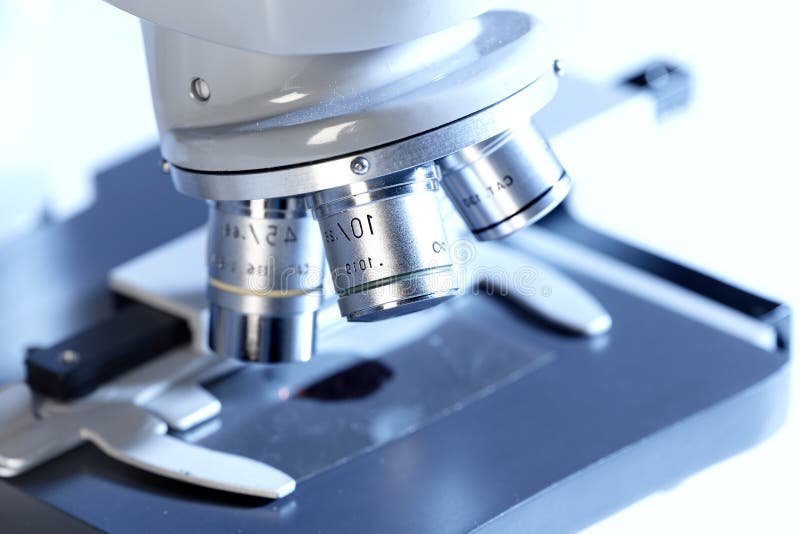 Laboratoriummikroskop. royaltyfri fotografi