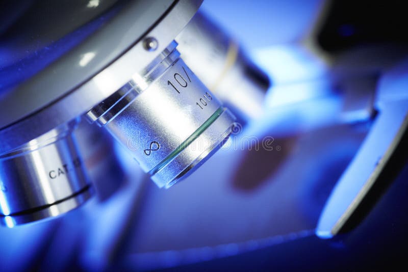 Laboratoriummikroskop. arkivfoto
