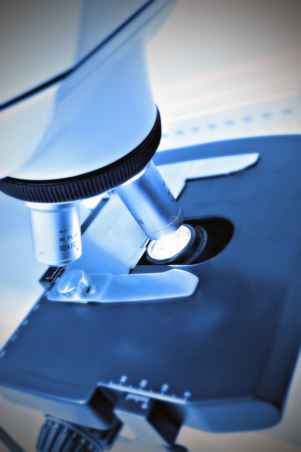 Laboratoriummikroskop. foto. arkivfoto