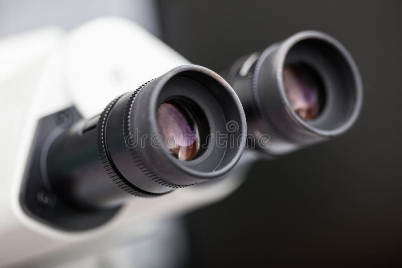 Laboratoriummikroskopdetalj arkivfoto