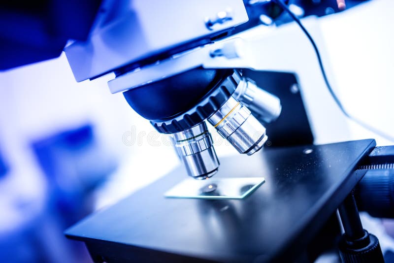 Laboratoriummikroskopet, bearbetar och sonderar Vetenskaplig och hälsovårdforskningutrustning royaltyfri bild