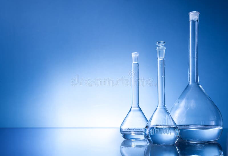 Laboratoriumutrustning, flaska för tre exponeringsglas på blå bakgrund