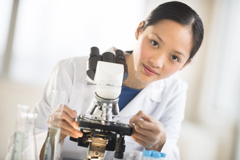 Laboratório do doutor Using Microscope In imagens de stock