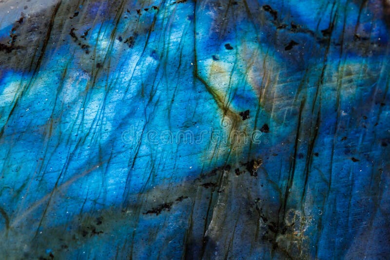 Pedra de macro mineral Labradorite em fundo branco fotos de stock royalty free