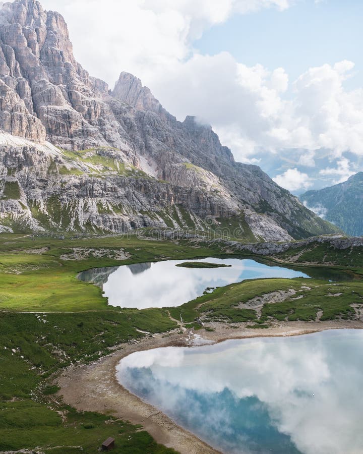 Lac alpin aux dolomites photo stock Lac alpin aux dolomites photo stock