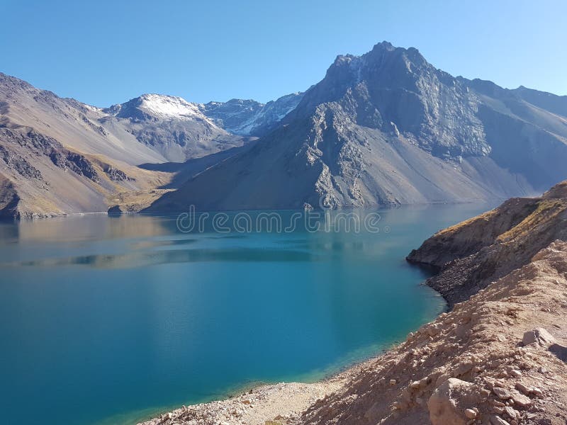 Lac artificiel dans le ` d'EL Yeso d'Embalse de ` du Chili photographie stock Lac artificiel dans le ` d'EL Yeso d'Embalse de ` du Chili photographie stock