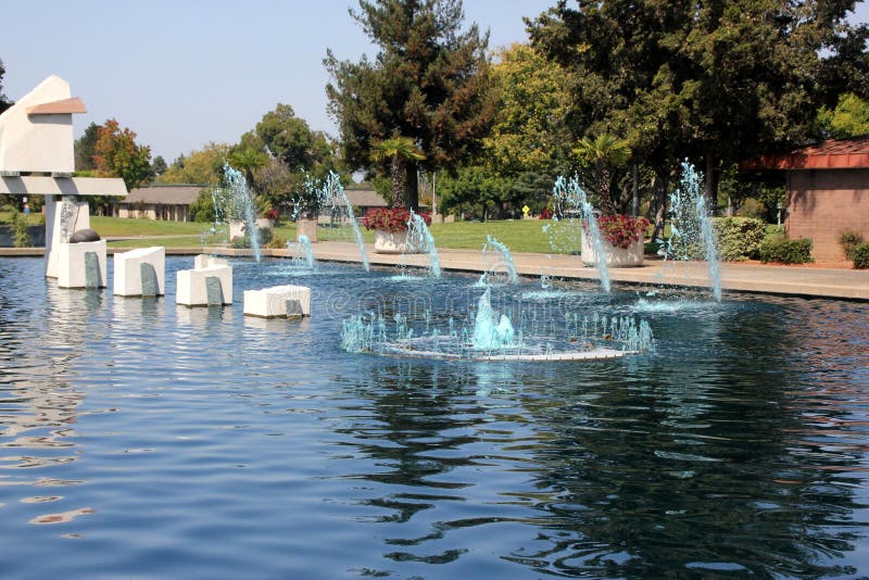 Lac avec des fontaines et des oiseaux aquatiques, parc d'héritage, Synnyvale, la Californie