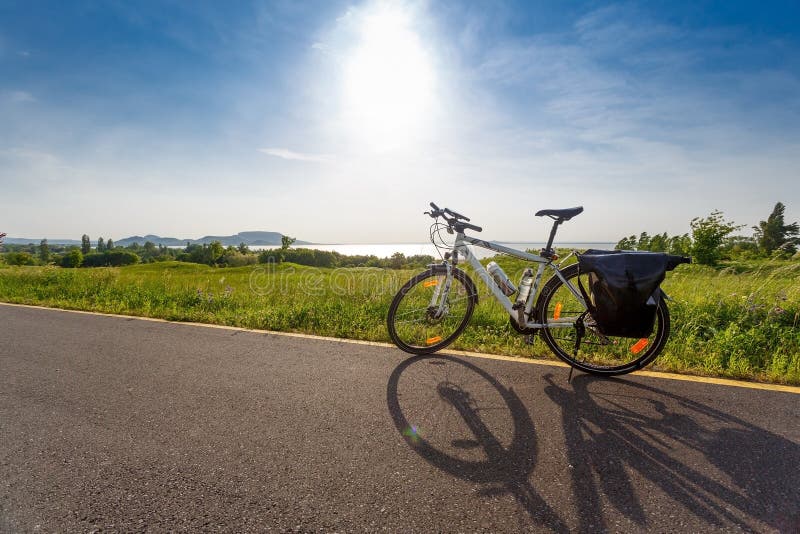Lac Balaton, Hongrie Tourisme de la bicyclette photos libres de droits Lac Balaton, Hongrie Tourisme de la bicyclette photos libres de droits