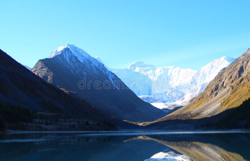 Lac bleu parmi les montagnes des montagnes d'Altai photos stock Lac bleu parmi les montagnes des montagnes d'Altai photos stock