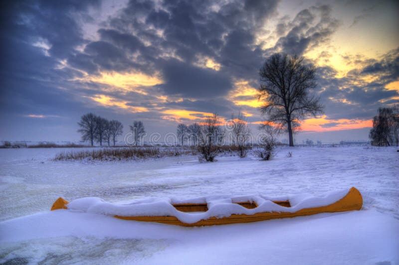 Lac congelé avec le bateau, Bulgarie, près de Kostinbrod - photo d'hiver image libre de droits Lac congelé avec le bateau, Bulgarie, près de Kostinbrod - photo d'hiver image libre de droits