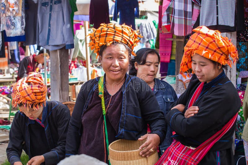 LAC d'INLE, MYANMAR - 1er décembre 2014 : trois femmes non identifiées images libres de droits LAC d'INLE, MYANMAR - 1er décembre 2014 : trois femmes non identifiées images libres de droits