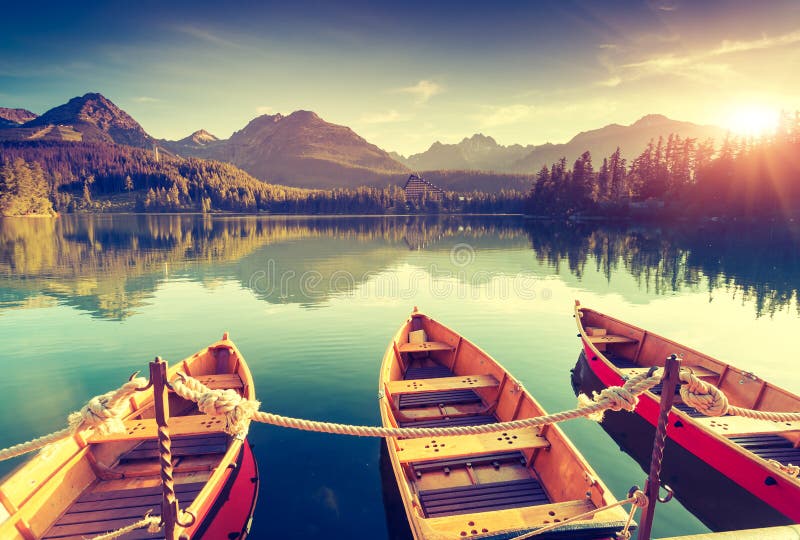 Lac dans les montagnes image libre de droits Lac dans les montagnes image libre de droits