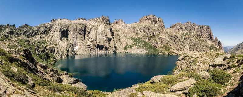 Lac de Capitello στο κεφάλι της κοιλάδας Restonica κοντά σε Corte στην Κορσική στοκ εικόνες