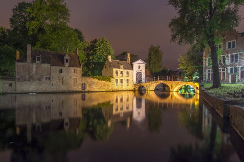 Lac de l'amour et du Beguinage la nuit, Bruges, Belgique images libres de droits Lac de l'amour et du Beguinage la nuit, Bruges, Belgique images libres de droits