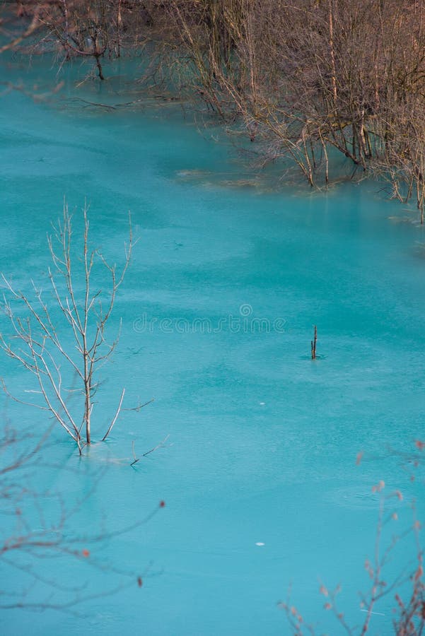 Lac de rebut turquoise souillé avec des résiduels d'exploitation dans Geama photographie stock libre de droits Lac de rebut turquoise souillé avec des résiduels d'exploitation dans Geama photographie stock libre de droits