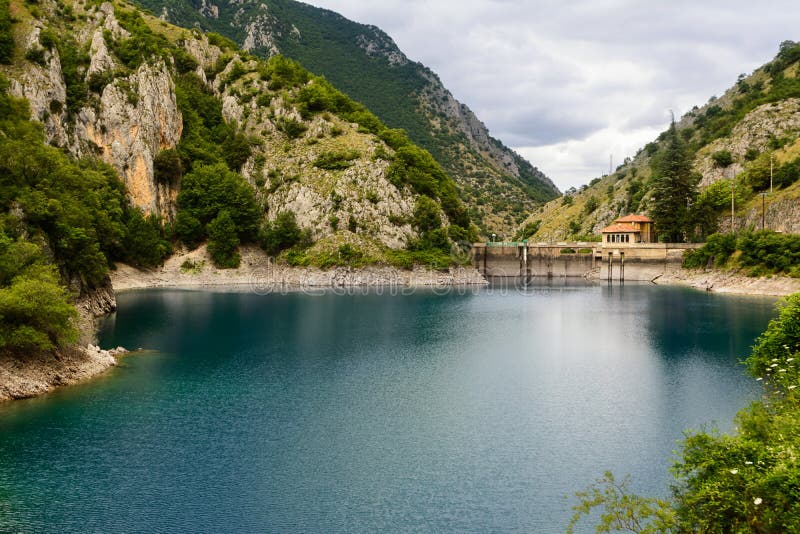 Lac de San Domenico dans les gorges du Sagittaire photographie stock Lac de San Domenico dans les gorges du Sagittaire photographie stock