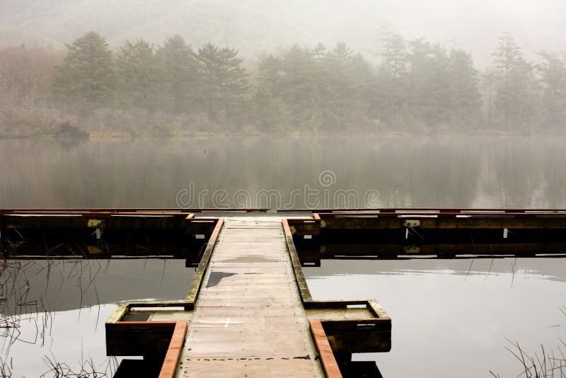 Lac, dock, et regain image libre de droits Lac, dock, et regain image libre de droits