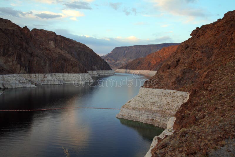 Lac en canyon au barrage de Hoover, Nevada, Etats-Unis photos libres de droits Lac en canyon au barrage de Hoover, Nevada, Etats-Unis photos libres de droits