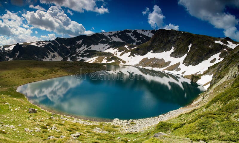 Lac en haute montagne photographie stock Lac en haute montagne photographie stock