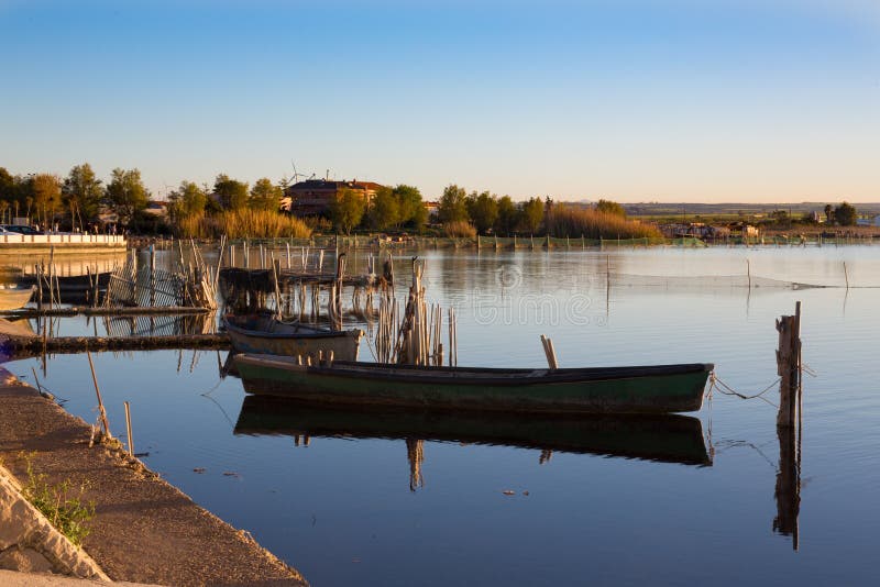 PONT DE LAC DE LESINA image stock. Image du vacances 103001101