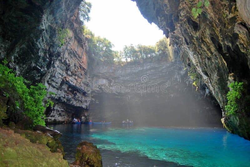 Lac et caverne célèbres Melissani sur l'île de Kefalonia en Grèce photographie stock Lac et caverne célèbres Melissani sur l'île de Kefalonia en Grèce photographie stock
