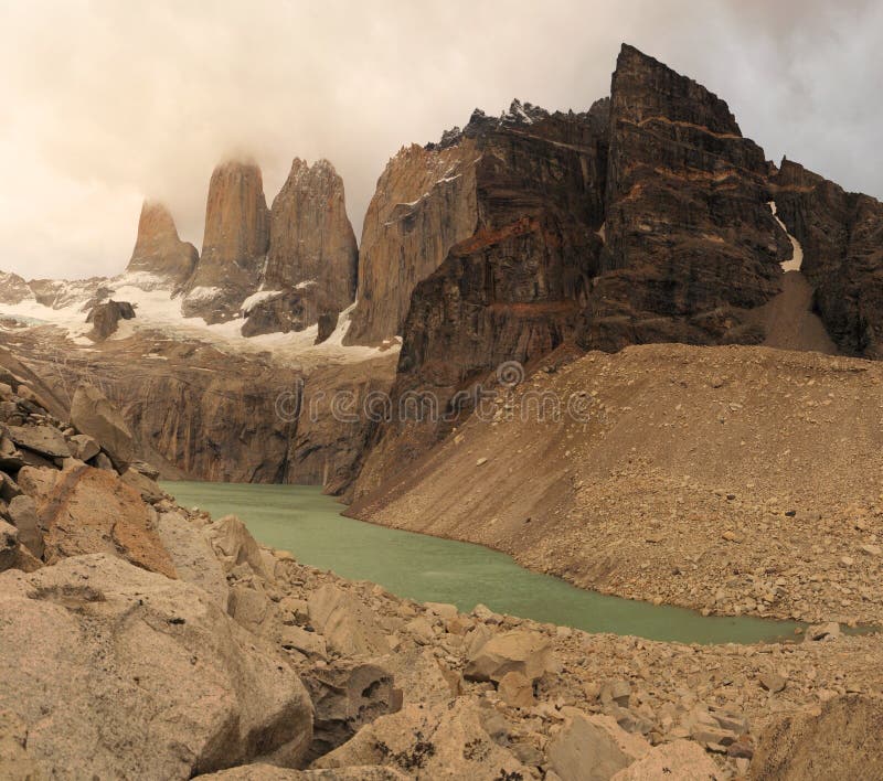 Lac et montagnes renversantes de Torres dans le Patagonia Parc national de Torres del Paine, Patagonia, Chili le paysage de monta photo stock Lac et montagnes renversantes de Torres dans le Patagonia Parc national de Torres del Paine, Patagonia, Chili le paysage de monta photo stock