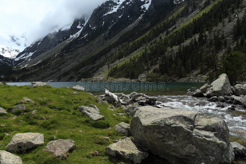Lac et Pyrénées Gaube image stock Lac et Pyrénées Gaube image stock