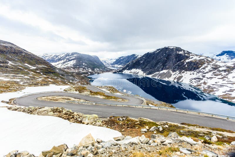 Lac et route Djupvatnet à la montagne Norvège de Dalsnibba image stock Lac et route Djupvatnet à la montagne Norvège de Dalsnibba image stock